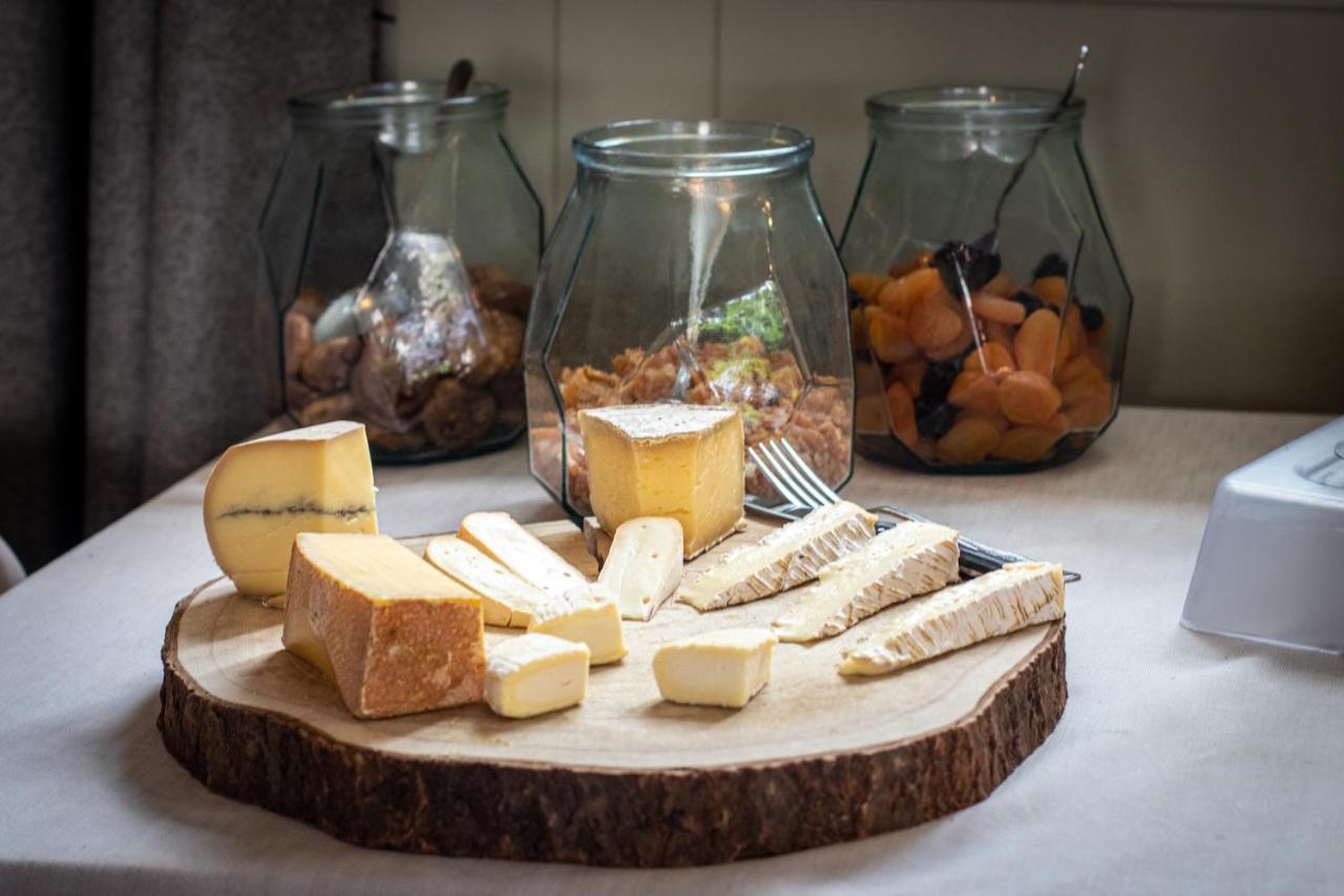 Logis Hotel Tante Yvonne & Son Restaurant Semi-Gastronomique - Lyon Nord Quincieux المظهر الخارجي الصورة