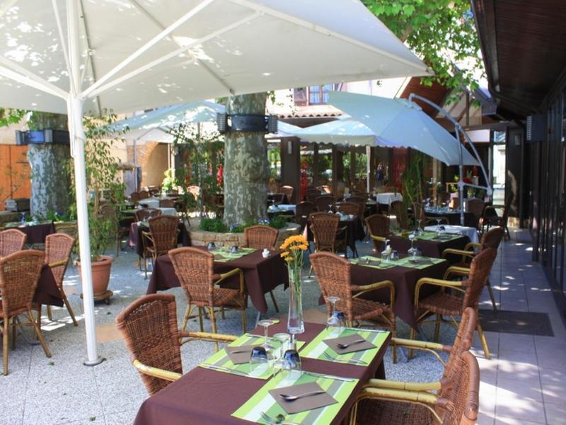 Logis Hotel Tante Yvonne & Son Restaurant Semi-Gastronomique - Lyon Nord Quincieux المظهر الخارجي الصورة