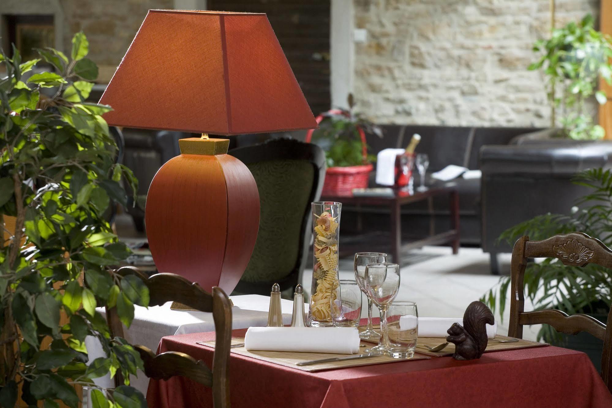 Logis Hotel Tante Yvonne & Son Restaurant Semi-Gastronomique - Lyon Nord Quincieux المظهر الخارجي الصورة